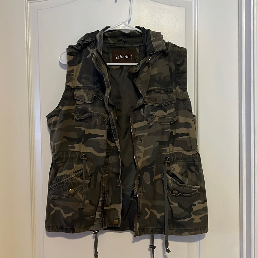 Camo vest with removable hood